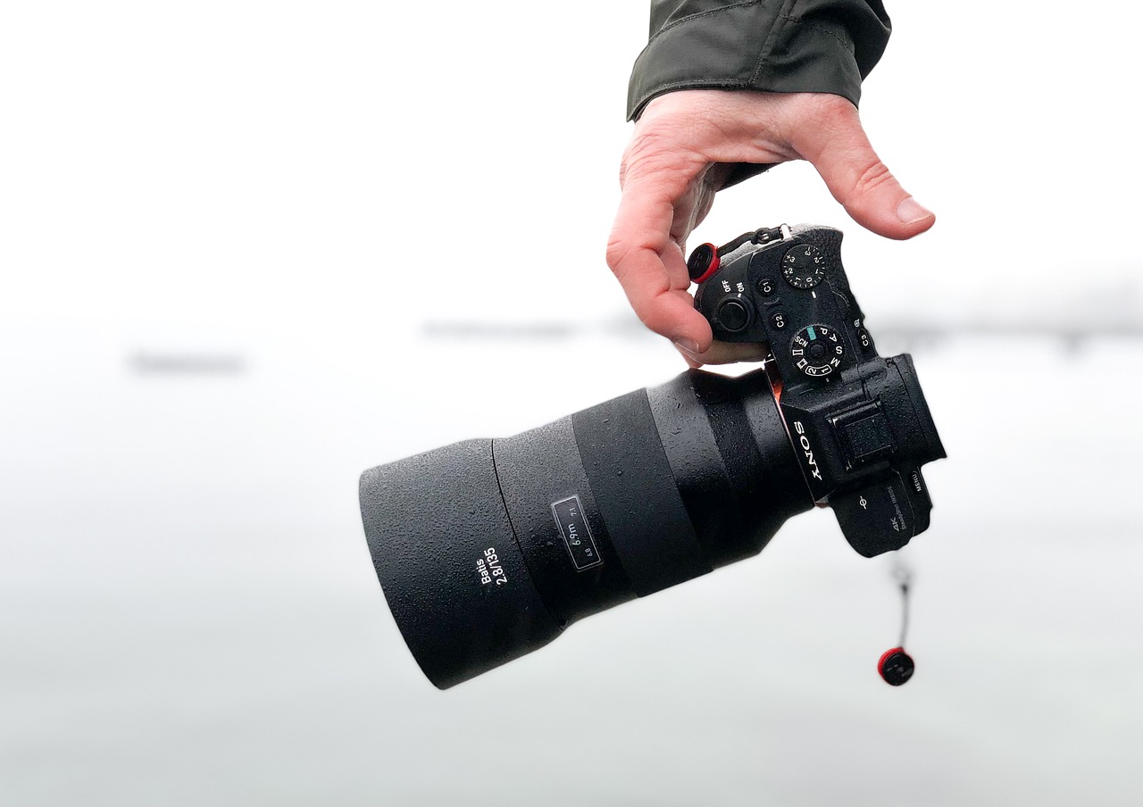 fotocamera mirrorless con obiettivo