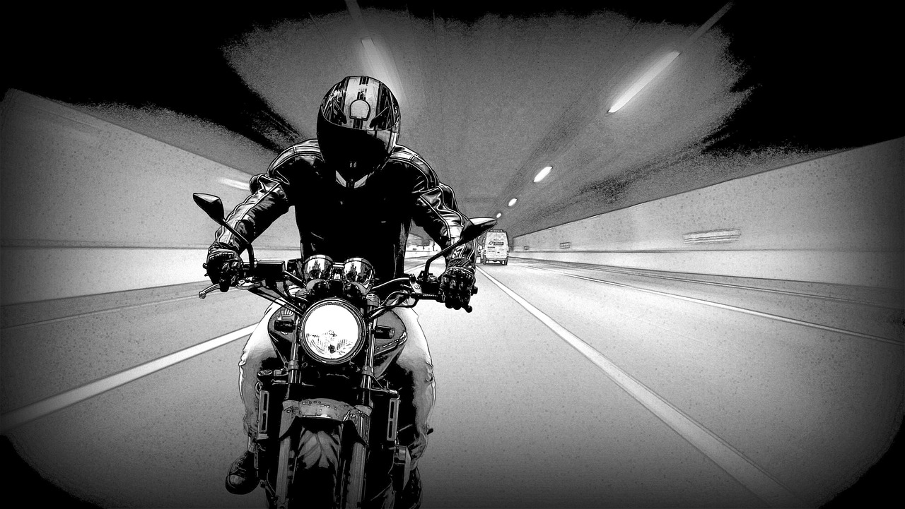 motociclista con casco integrale