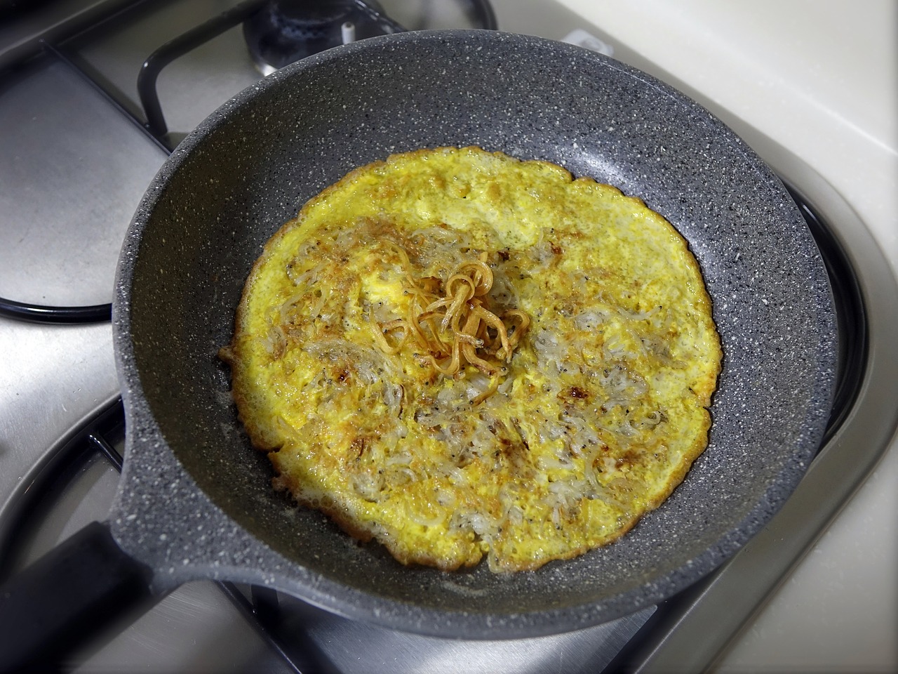 padella in pietra con frittata