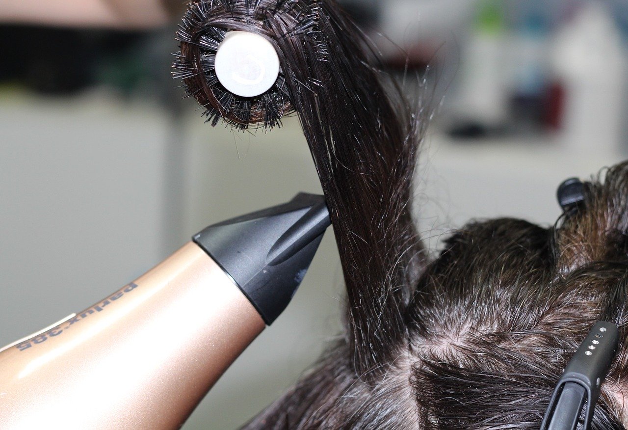 piega capelli con phon