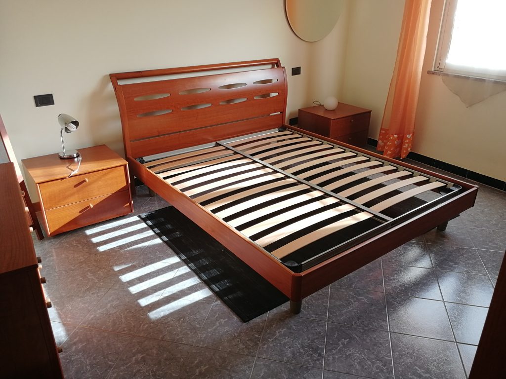 stanza da letto con letto a doghe