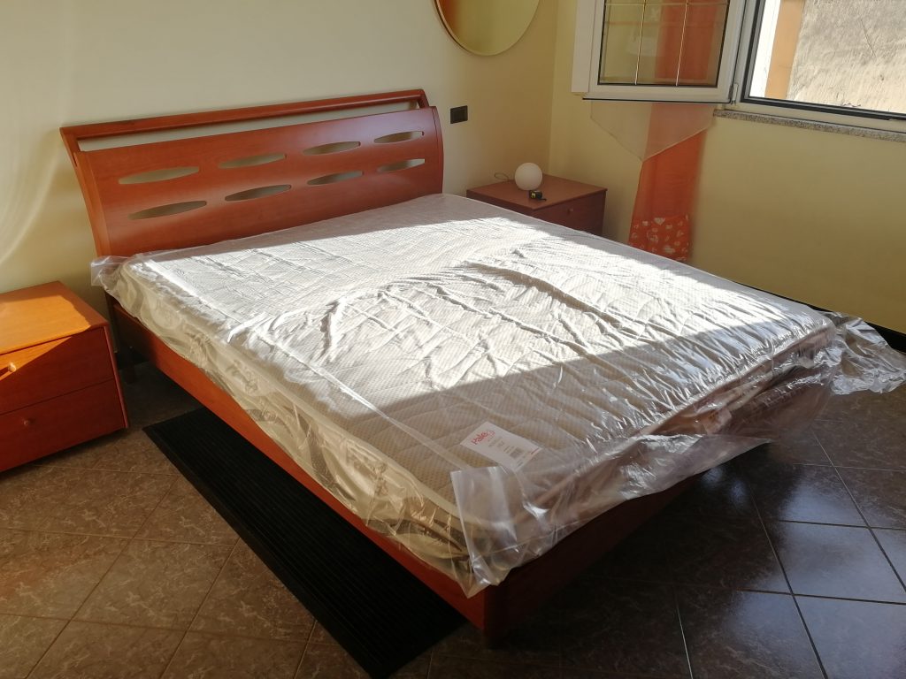 Materasso Pale sottovuoto srotolato e posizionato sulla rete